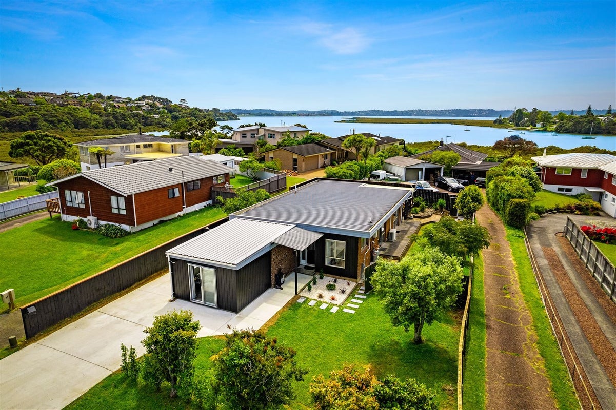 29 Realm Place, Massey, Auckland - Carousel 1