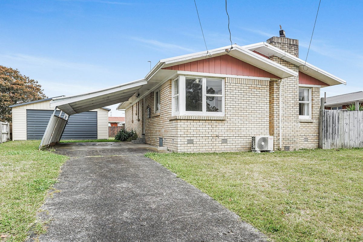 11 Chelmsford Street, Silverdale, Hamilton - Carousel 1