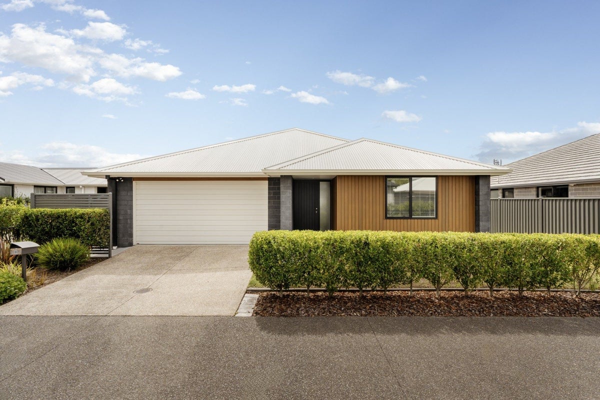 8 Shannon Lane, Pyes Pa, Tauranga - Carousel 1