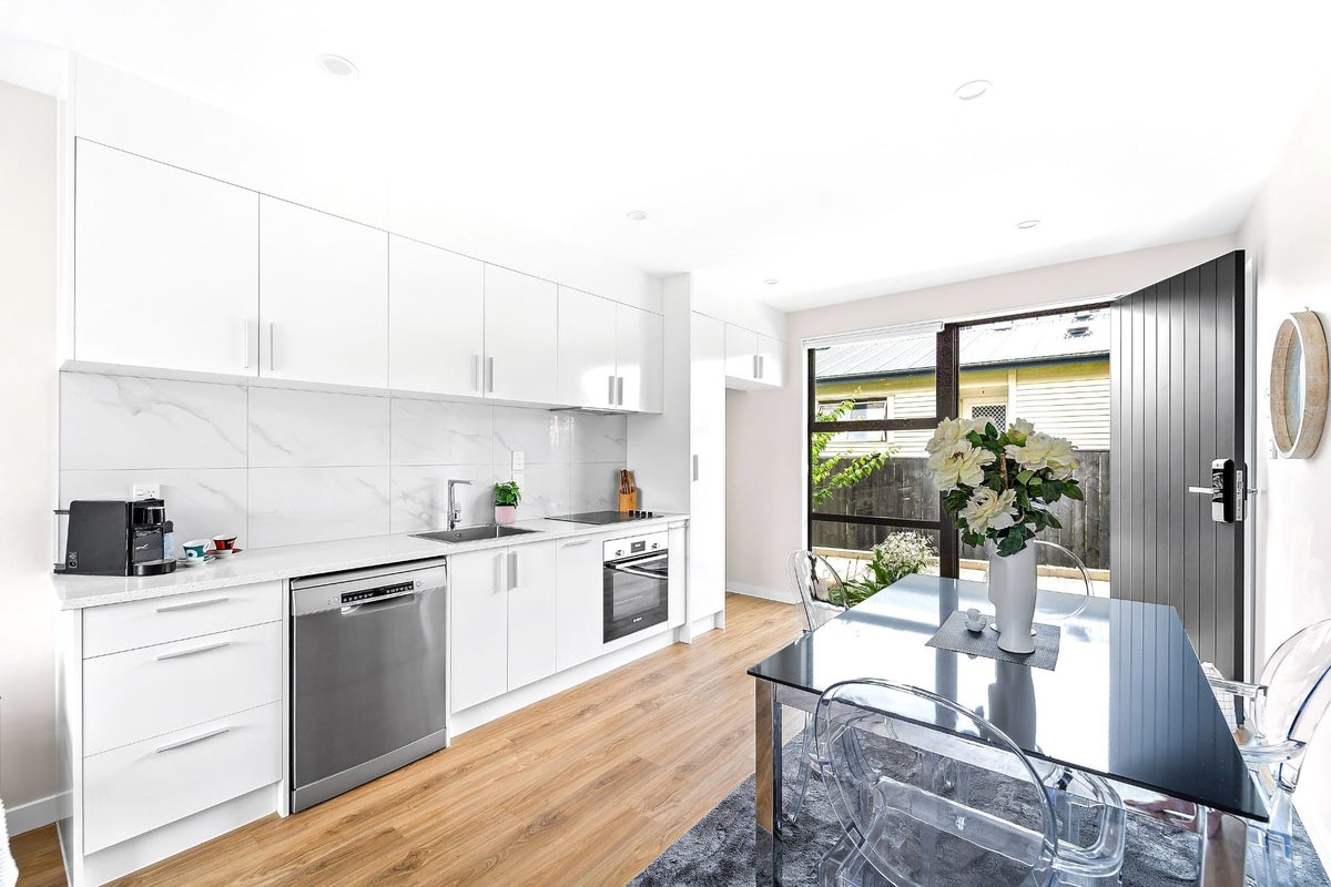 9/8 Bagnall Avenue, Point England, Auckland - Carousel 2