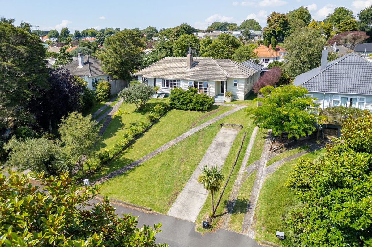 14 Plunket Terrace, Hamilton East, Hamilton - Carousel 1