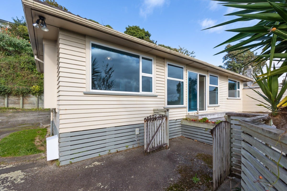 31 Queens Road, Glen Avon, New Plymouth - Carousel 1