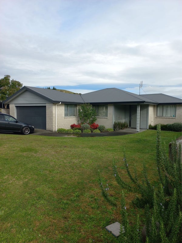 16 Rochfort Crescent, Pyes Pa, Tauranga - Carousel 1