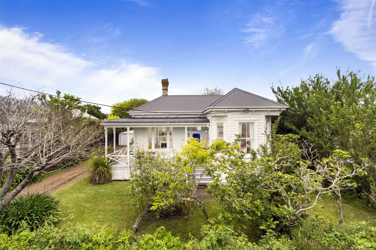 9 Summer Street, Stanley Point, Auckland - Carousel 1