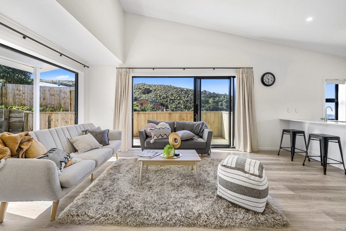 18 Cathie Place, Karori, Wellington - Carousel 1