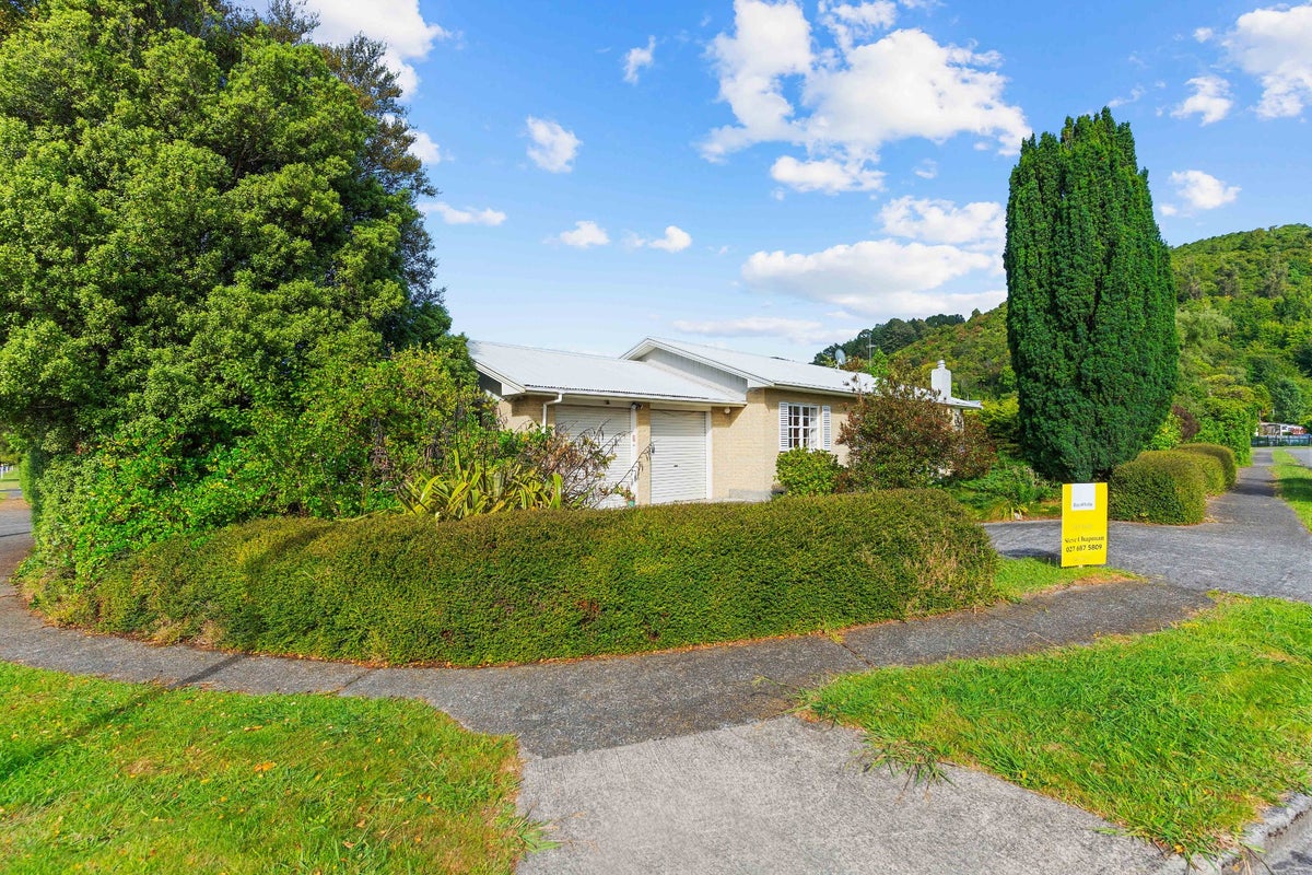 1 Skipage Grove, Featherston - Carousel 24
