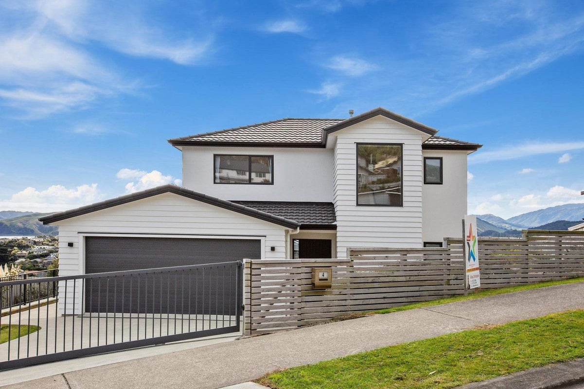 4 Madeira Close, Whitby, Porirua - Carousel 1