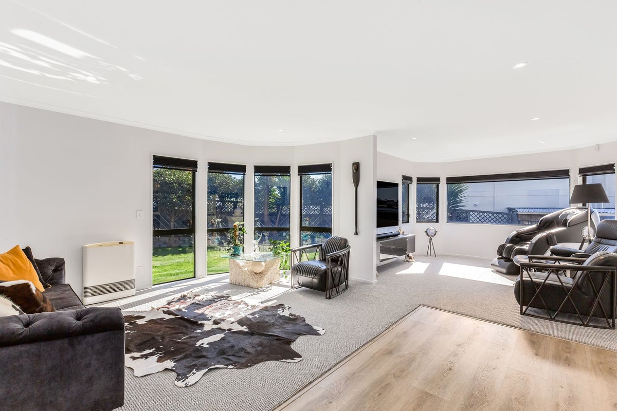 8 Glengavel Grove, Papakowhai, Porirua - Carousel 2
