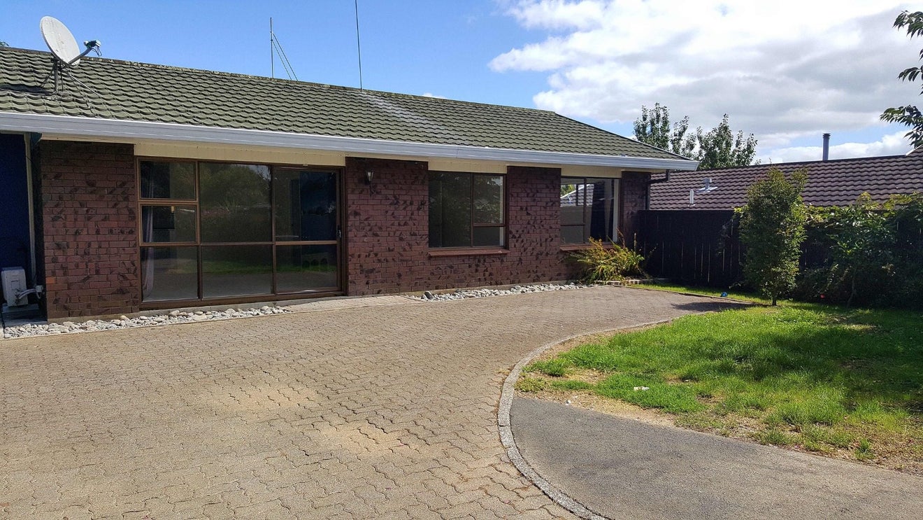 37 Pohutukawa Drive, Pukete, Hamilton - Carousel 1