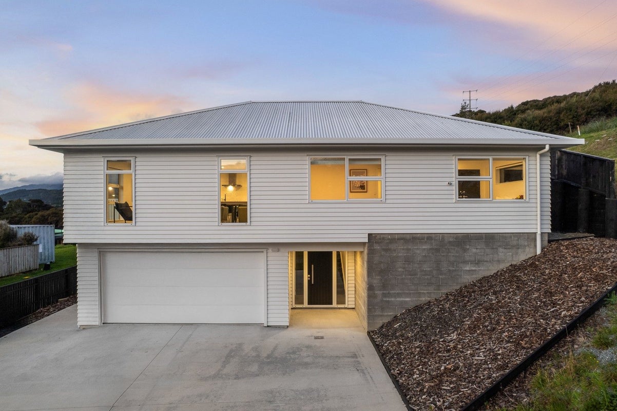 11 Botany Lane, Whitby, Porirua - Carousel 1