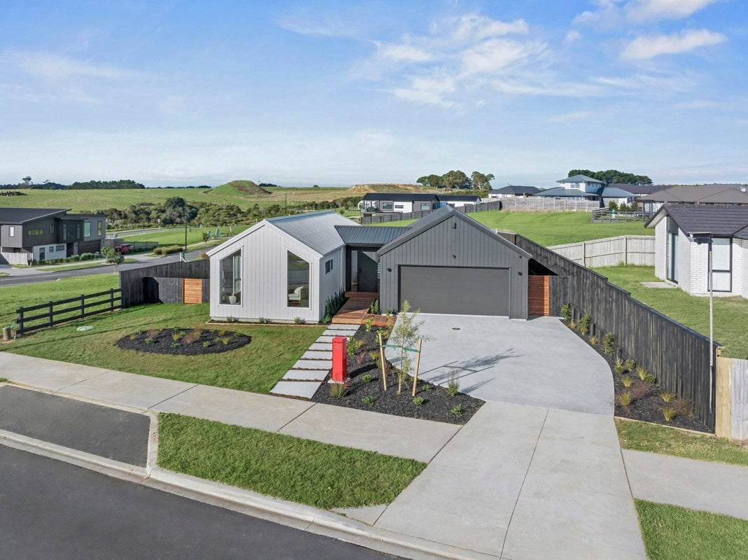 42 Opouatu Avenue, Glenbrook, Glenbrook - Carousel 2