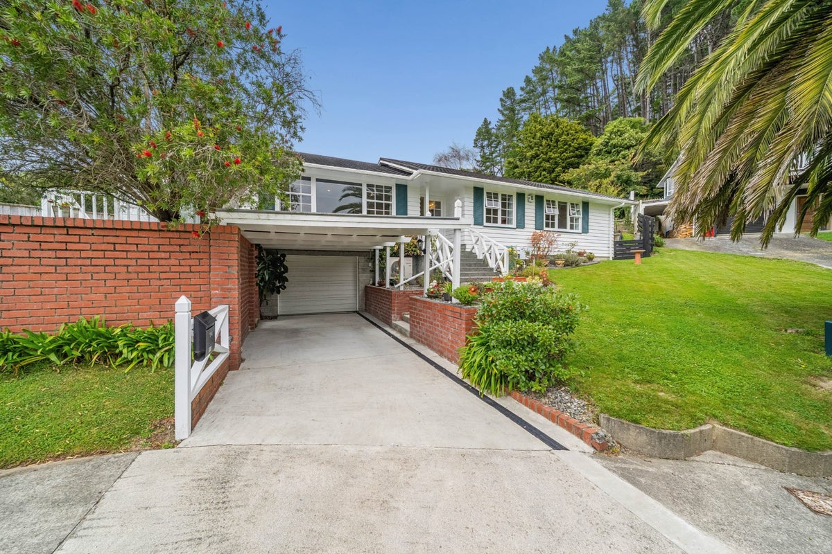 14 Glenrae Grove, Silverstream, Upper Hutt - Carousel 1