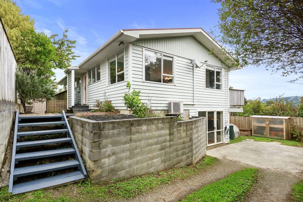22 Castle Crescent, Stokes Valley, Lower Hutt - Carousel 1