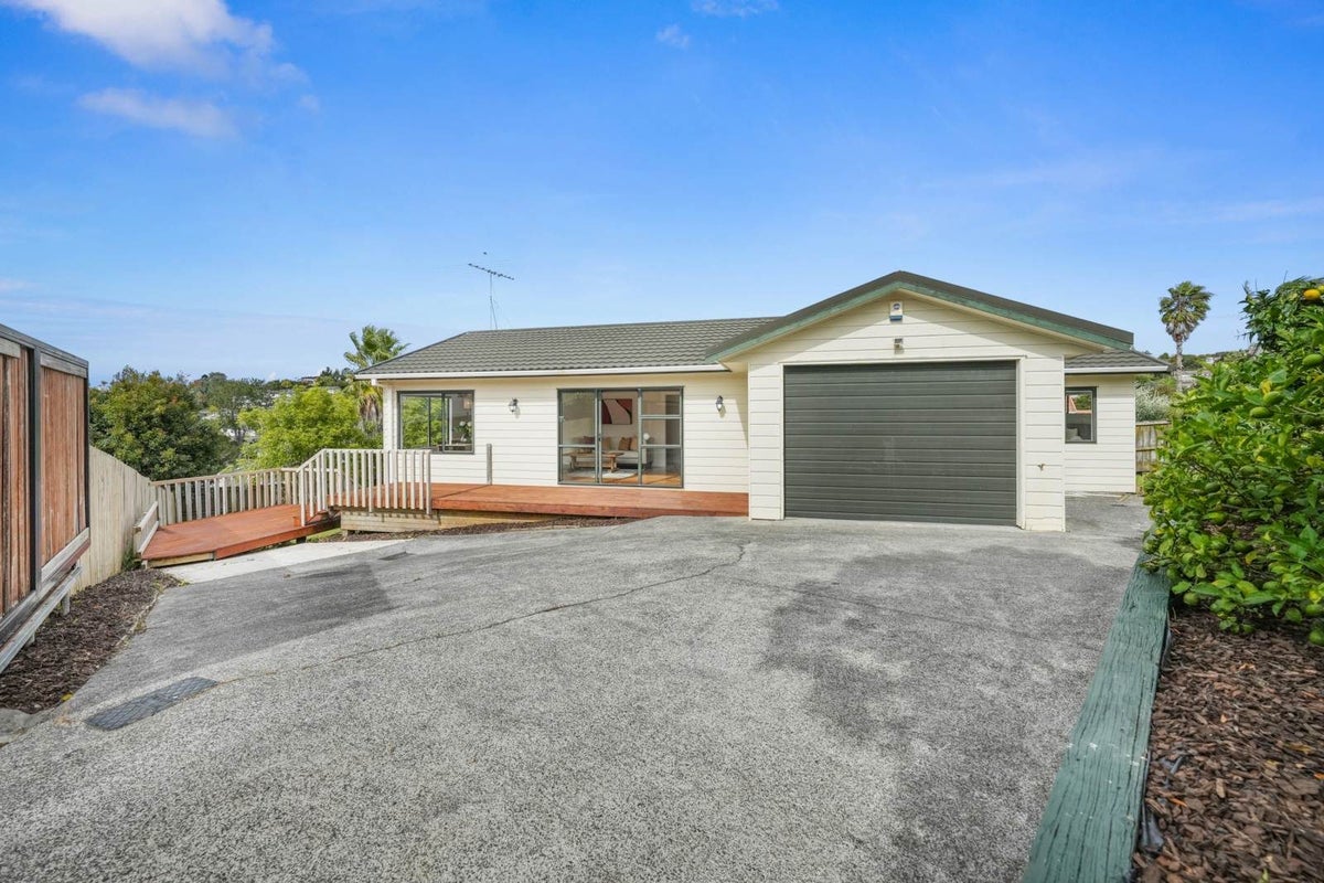 11 Breenagh Place, Massey, Auckland - Carousel 1