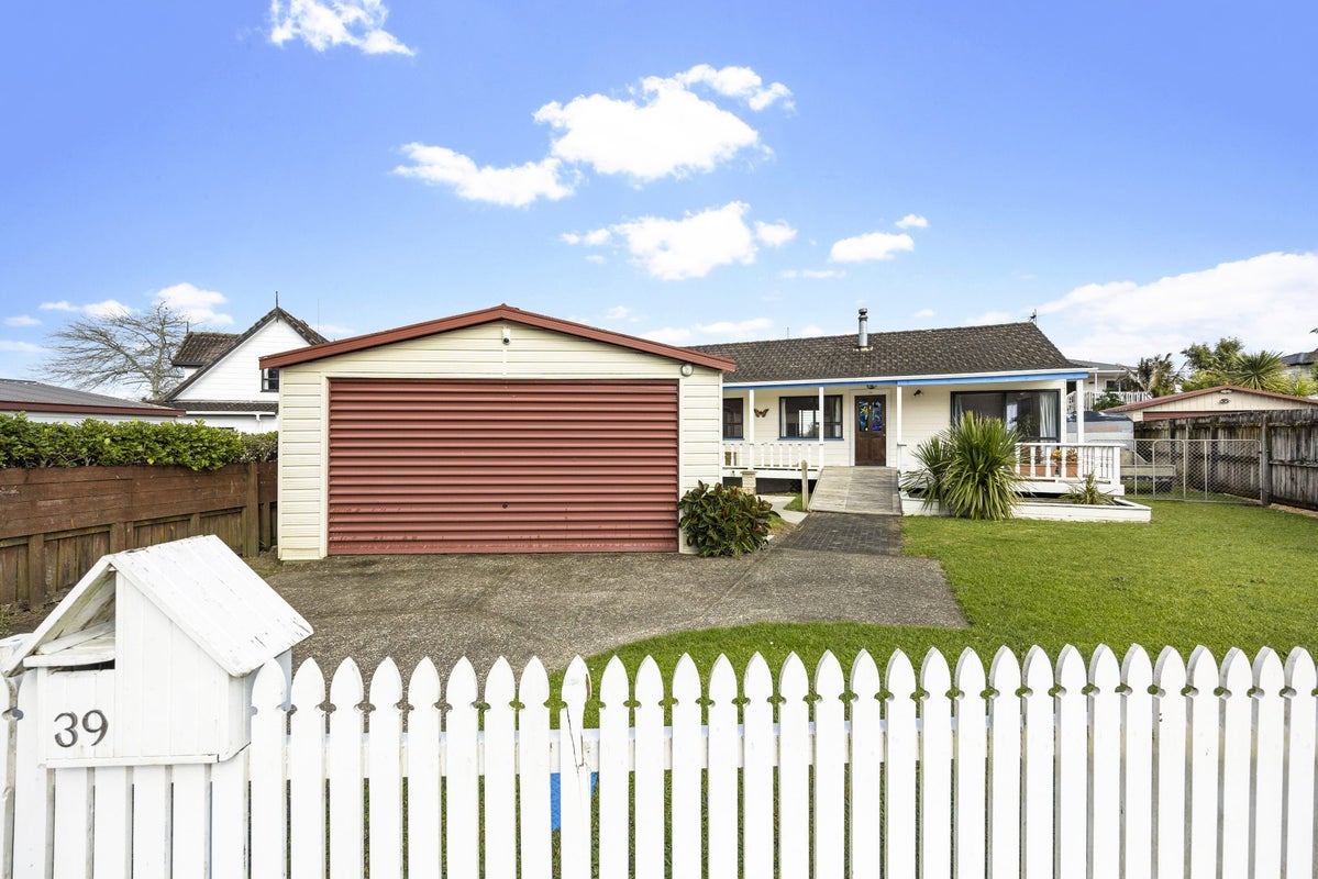 39 Redlands Grove, Swanson, Waitakere City, Auckland - Carousel 2