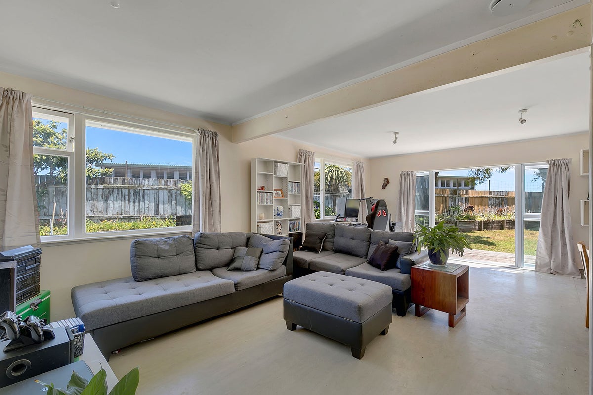 24 Surprise Place, Cannons Creek, Porirua - Carousel 1