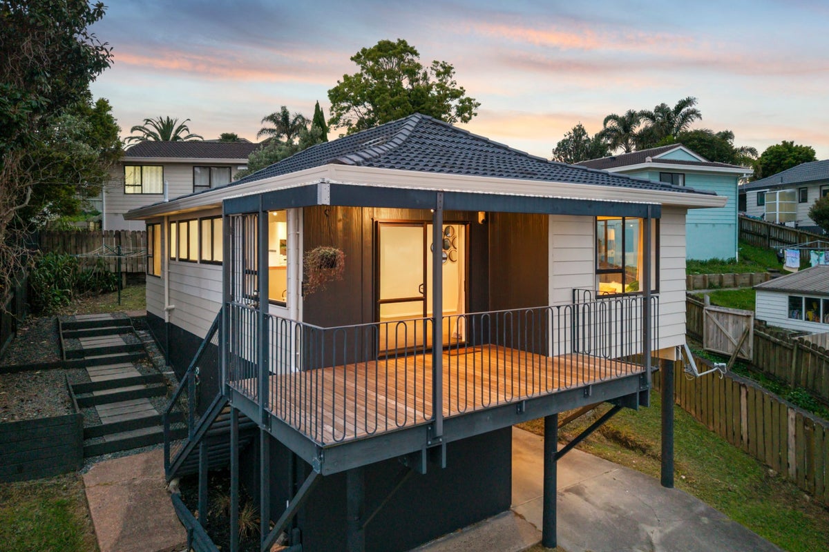 12 Halloran Place, Massey, Waitakere City, Auckland - Carousel 1