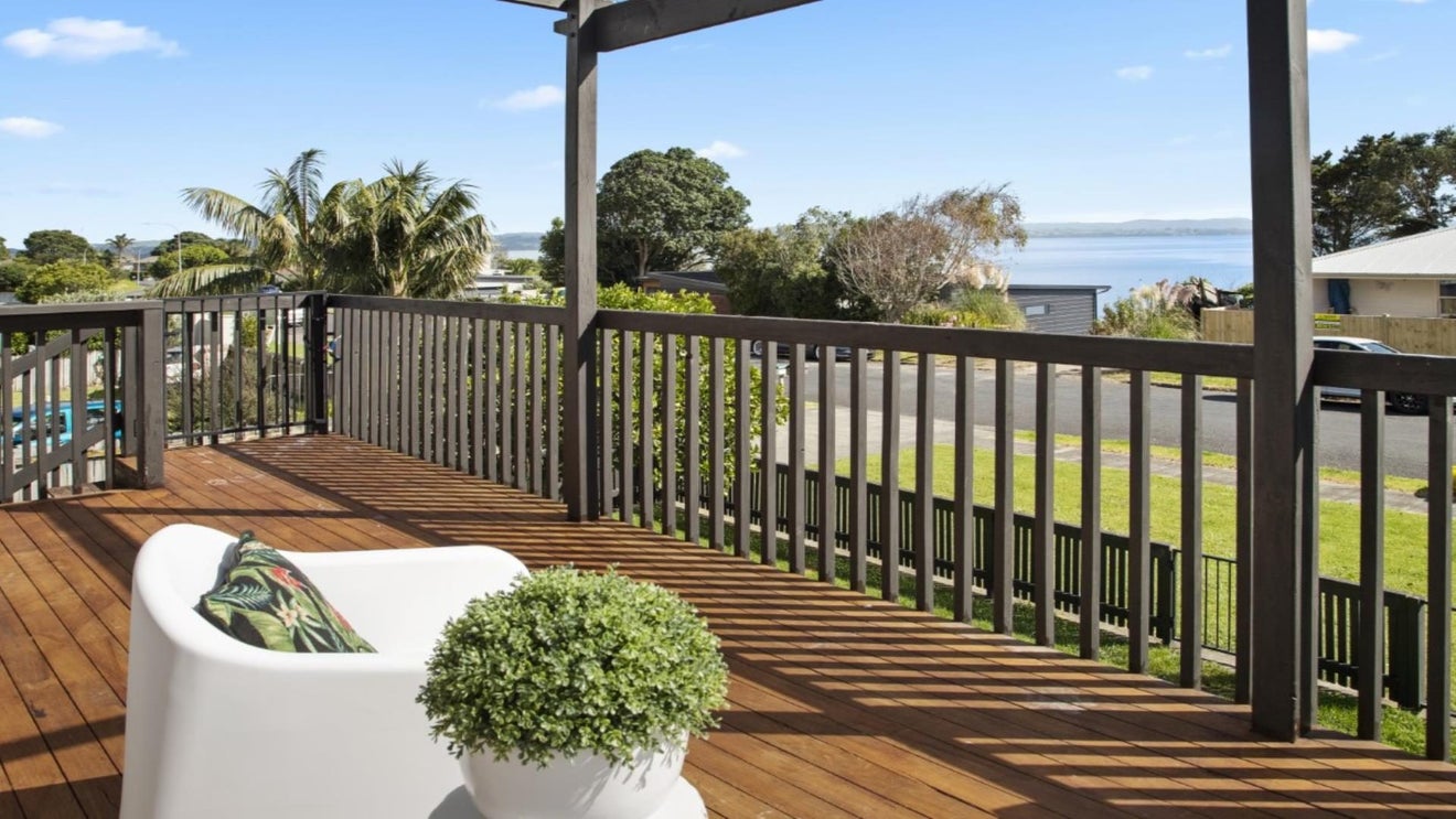 11 Crispe Road, Clarks Beach, Clarks Beach - Carousel 2