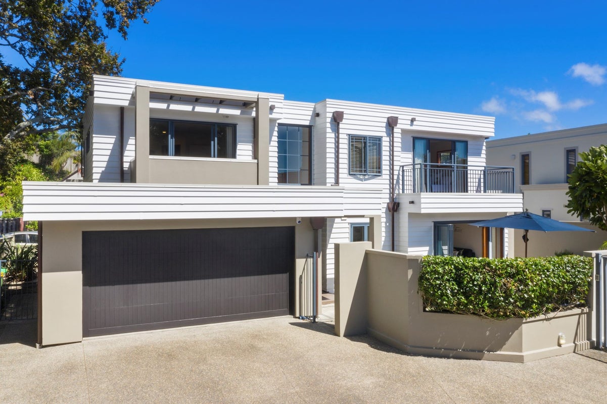 2/42 Oakwood Grove, Eastern Beach, Auckland - Carousel 1