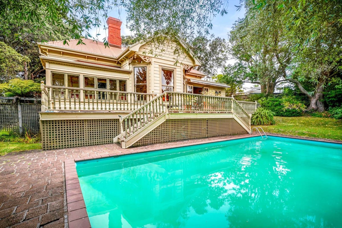 12 Bridge View Road, Birkenhead, Auckland - Carousel 2