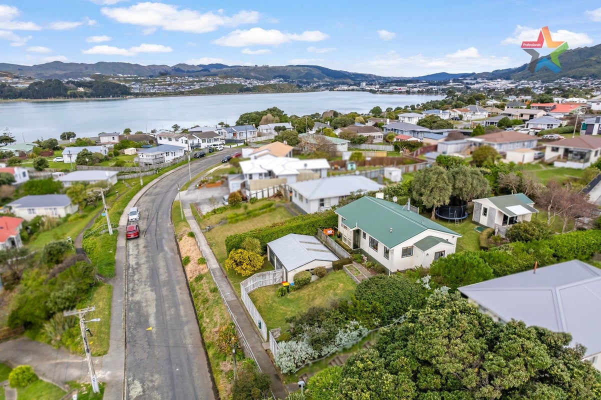 22 Waiuta Street, Titahi Bay, Porirua - Carousel 1