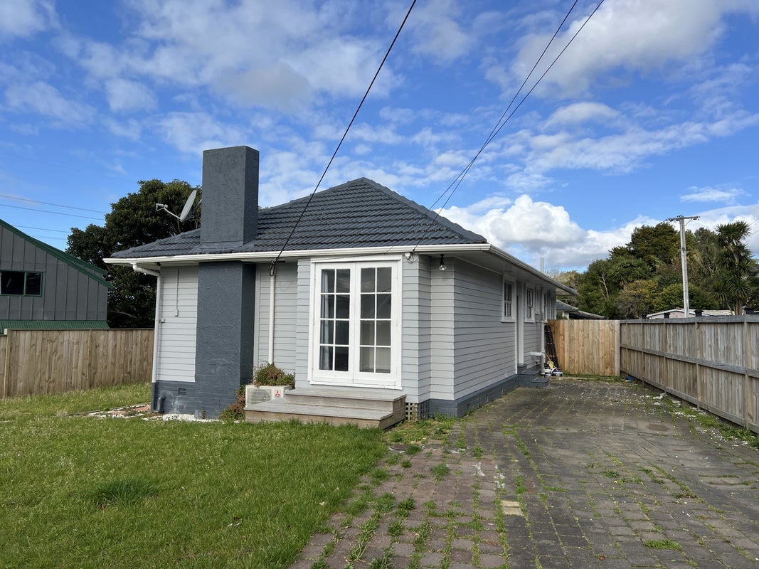 31 Paton Avenue, Te Atatu South, Auckland - Carousel 1