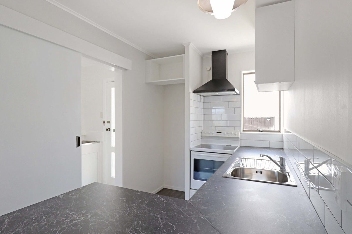 1/14 Mossburn Grove, Kelson, Lower Hutt - Carousel 2