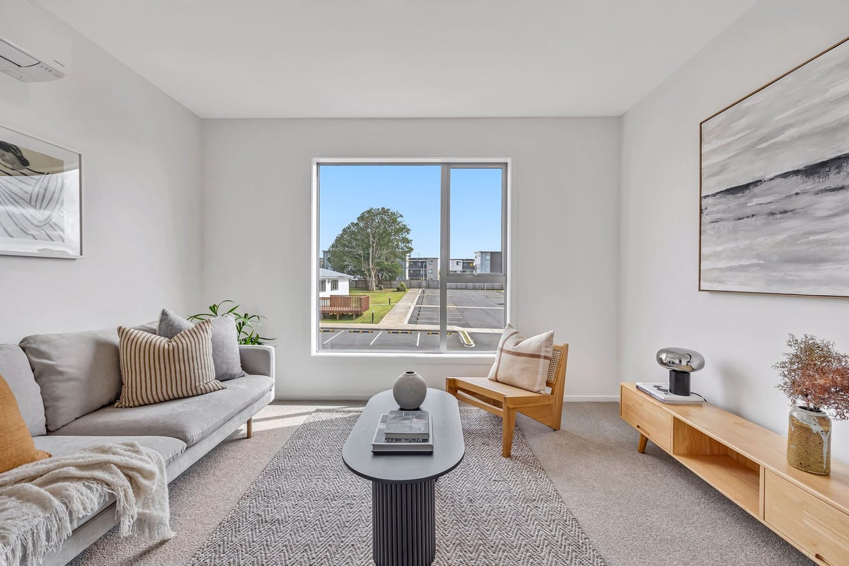 97 Ngae Place, Mangere East, Auckland - Carousel 1