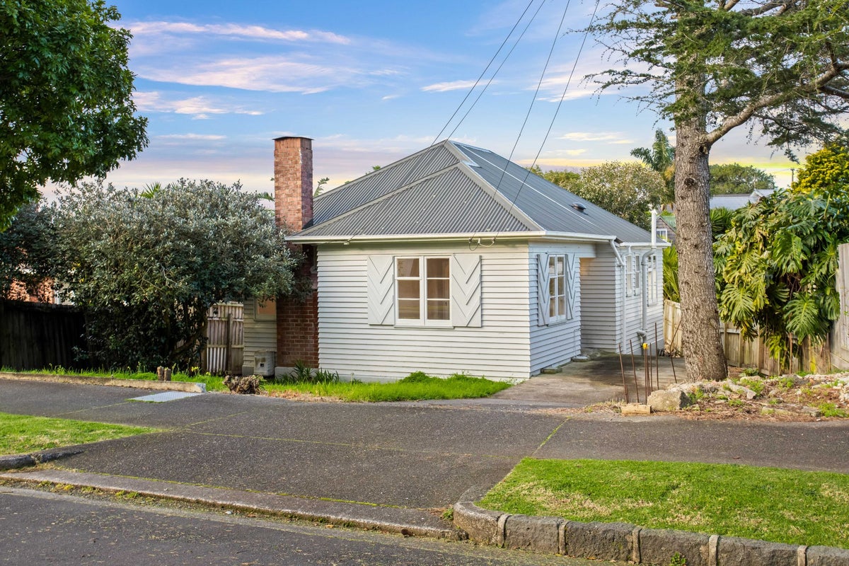 1 Westmere Park Avenue, Westmere, Auckland - Carousel 1