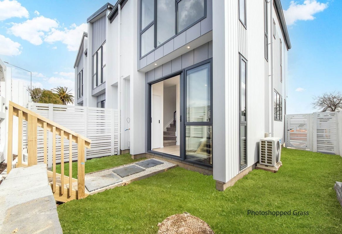 8/234 Te Atatu Road, Te Atatu South, Auckland - Carousel 1
