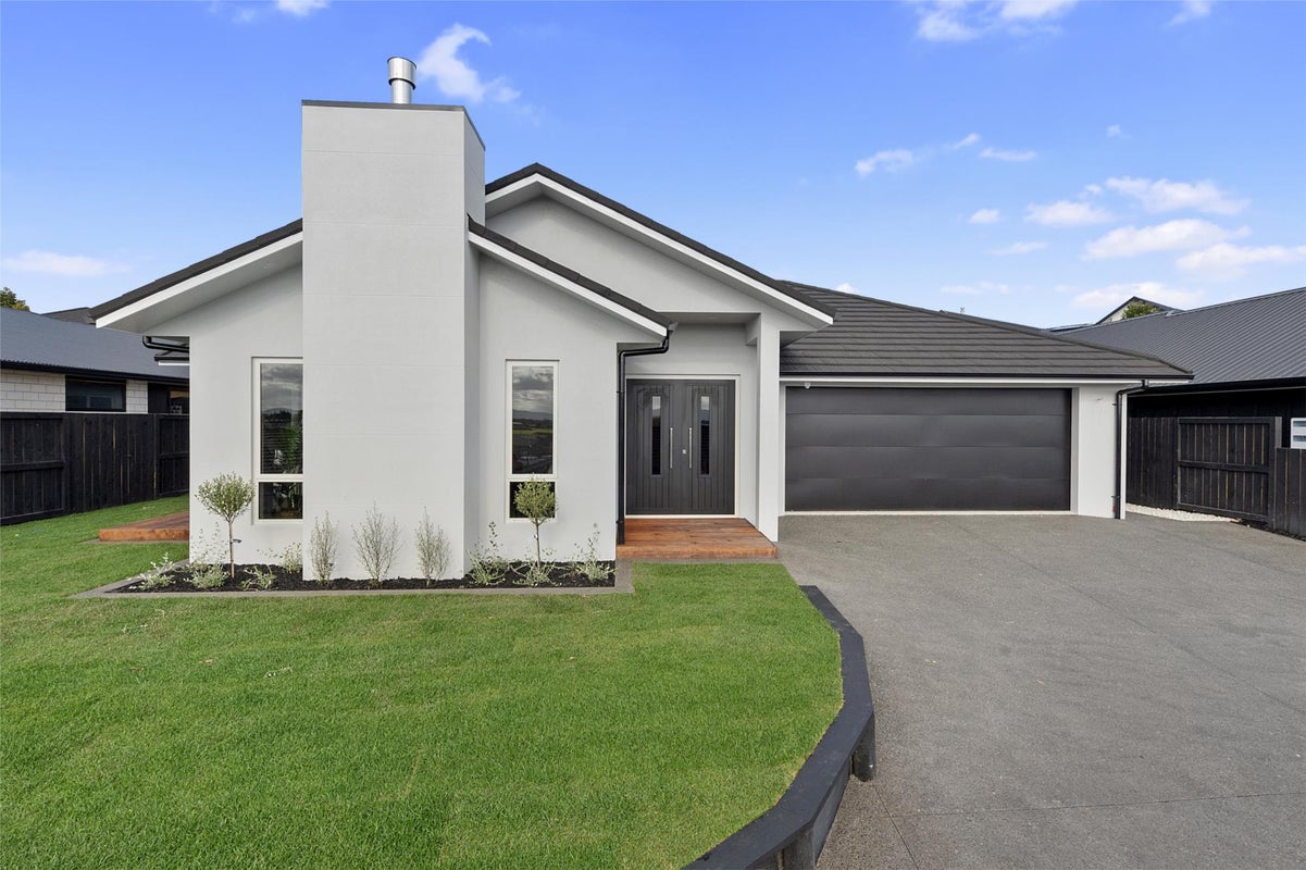 10 Rose Berry Crescent, Flagstaff, Hamilton - Carousel 1
