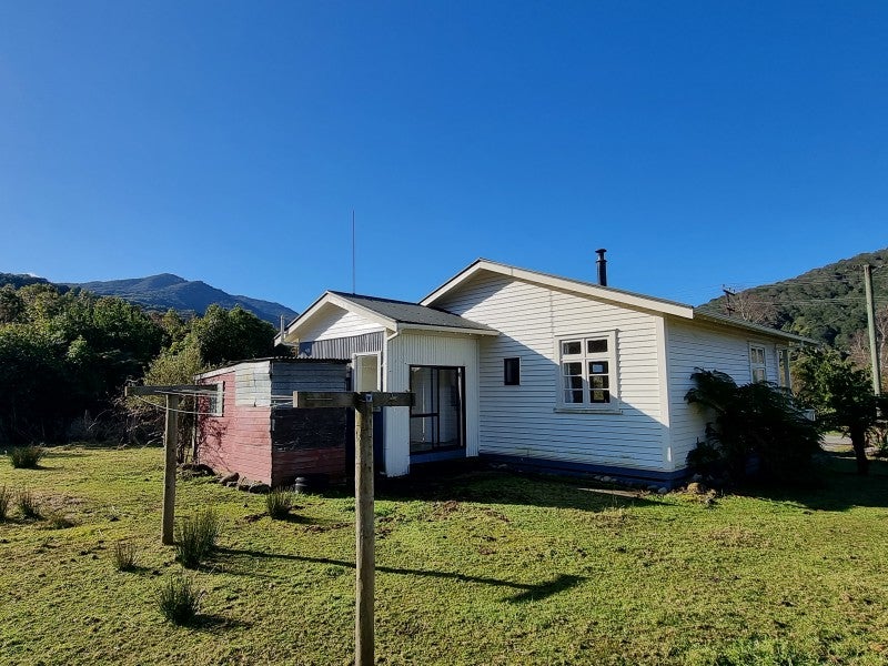 30 Oxford Street, Taylorville, Greymouth - Carousel 13