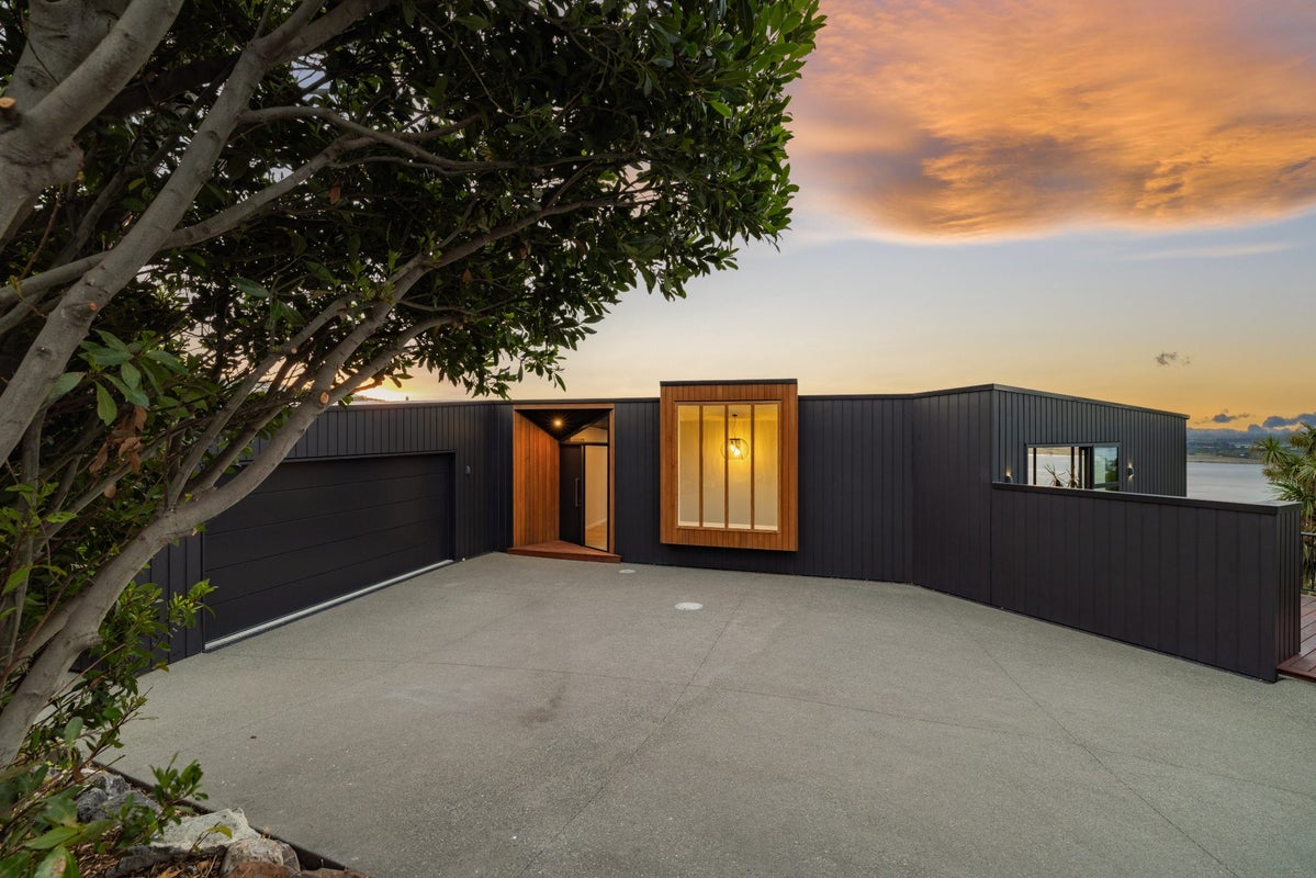 15 Inverness Lane, Redcliffs, Christchurch - Carousel 1