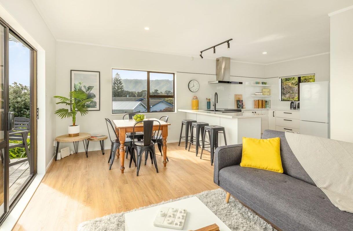 11 Freyberg Crescent, Waikanae Beach, Waikanae - Carousel 2
