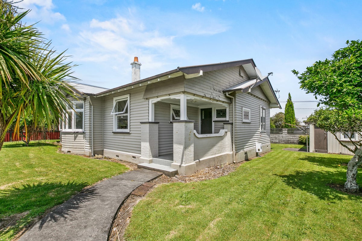 14 Mangorei Road, Strandon, New Plymouth - Carousel 1