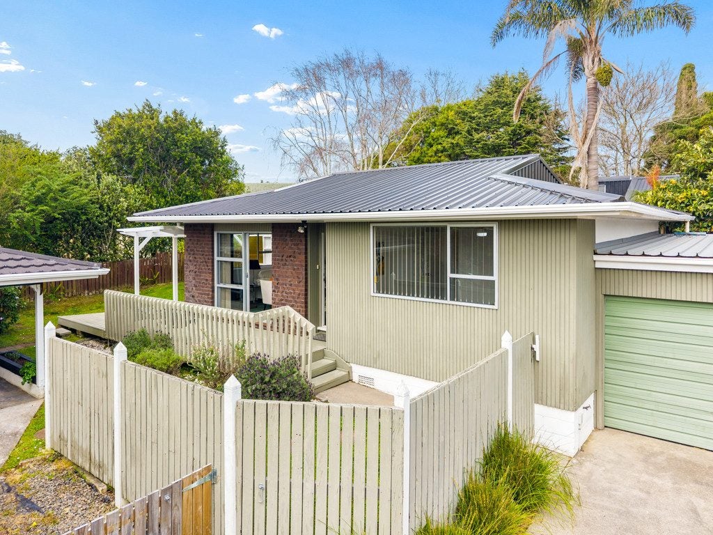 2/4 Aylmer Court, Eastern Beach, Manukau City, Auckland - Carousel 1