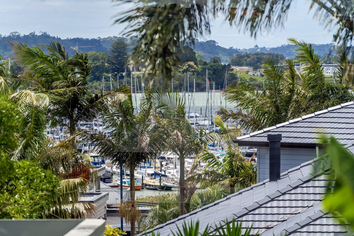 8A Lupetti Rise, West Harbour, Auckland - Carousel 2