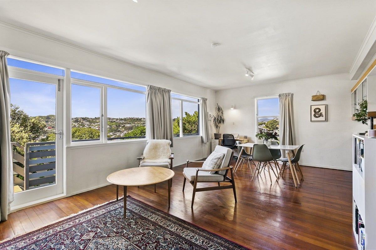 9 Southern Cross Crescent, Island Bay, Wellington - Carousel 1