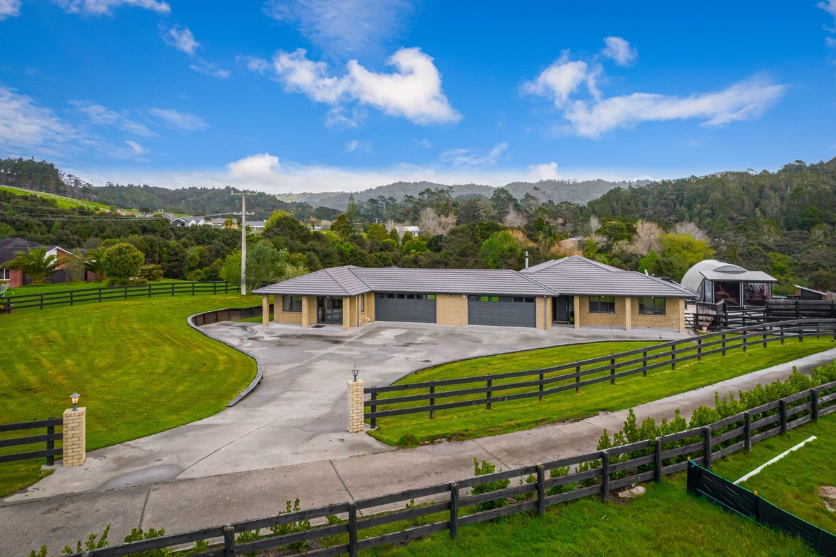 28B Tram Valley Road, Swanson, Auckland - Carousel 1