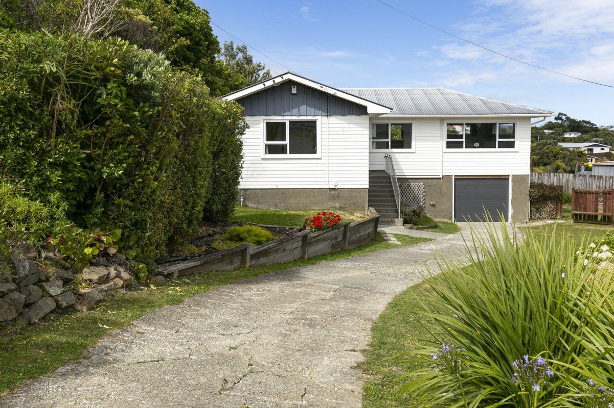 12 Kinapori Terrace, Newlands, Wellington - Carousel 2