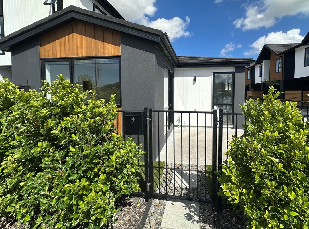 7 Awakeri Street, Kumeu - Carousel 1