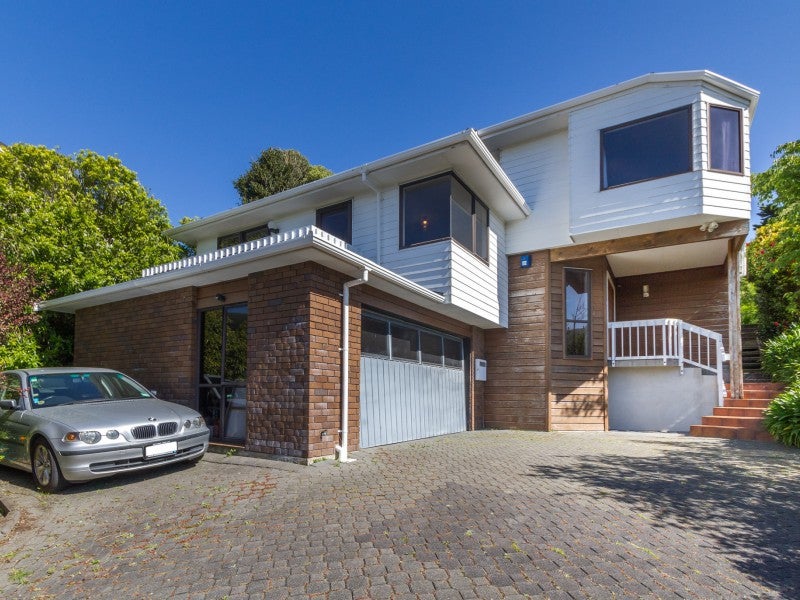 8 Kowhai Street, Tawa, Wellington - Carousel 2