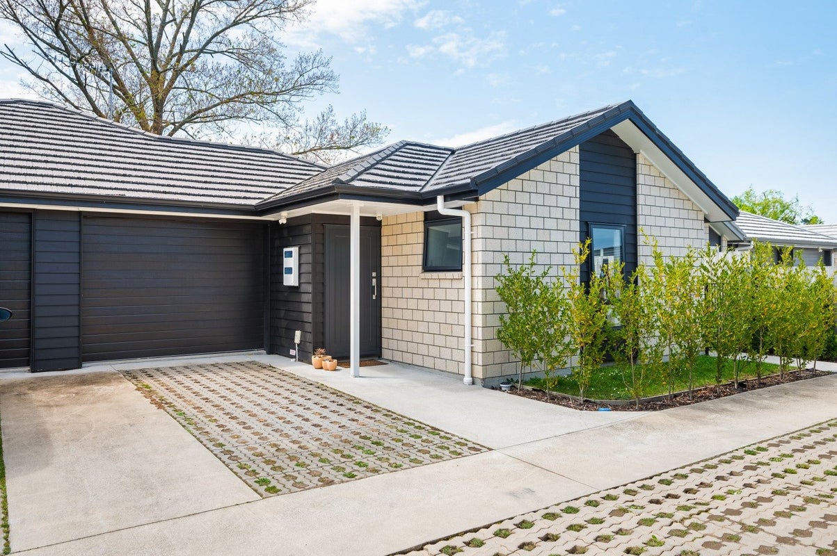 2/10 Keitha Place, Glenview, Hamilton - Carousel 1
