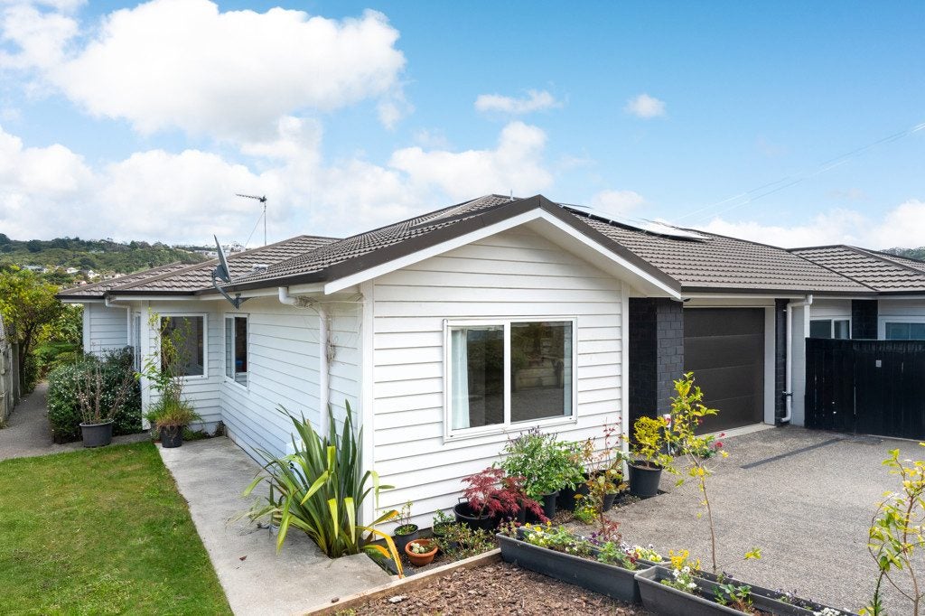 15 Resolution Drive, Whitby, Porirua - Carousel 1