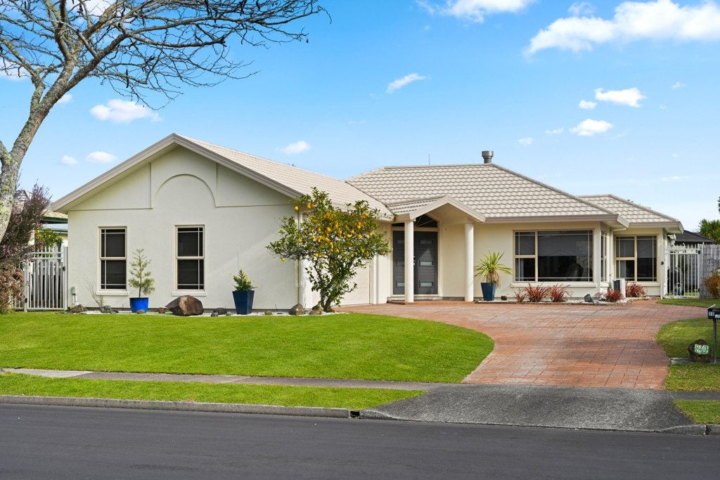 26 Montrose Crescent, Huntington, Hamilton - Carousel 1