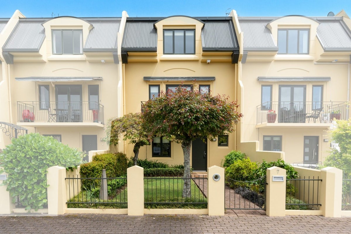 7/102 Grantham Street, Hamilton Central, Hamilton - Carousel 1
