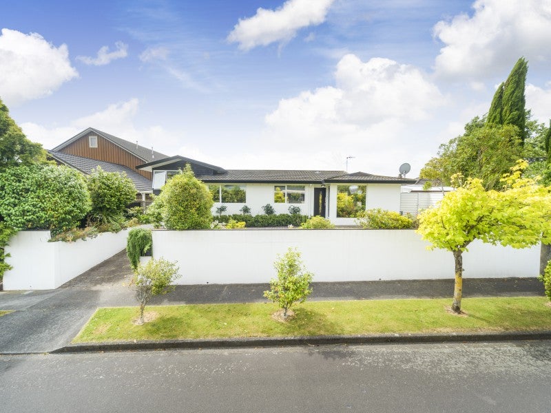4 Redwood Grove, Hokowhitu, Palmerston North - Carousel 1
