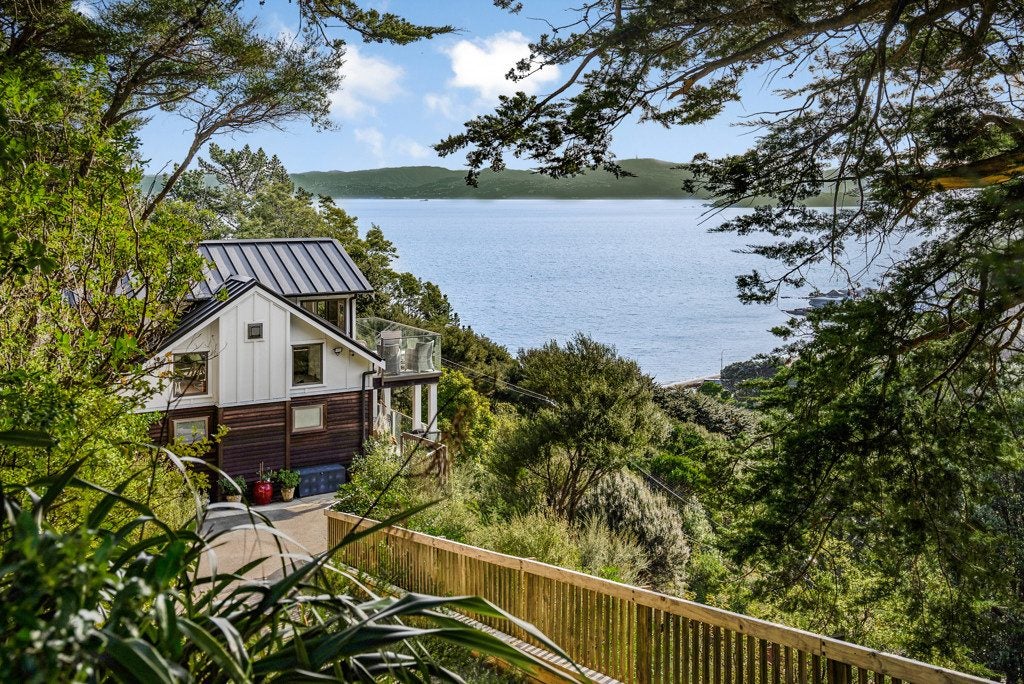 24 KORIMAKO RD, DAYS BAY, EASTBOURNE - Carousel 2
