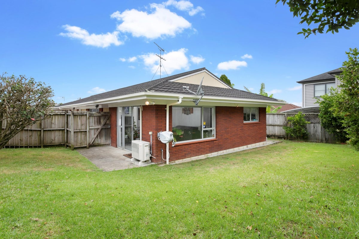 2/8 Stamford Park Road, Mount Roskill, Auckland - Carousel 1