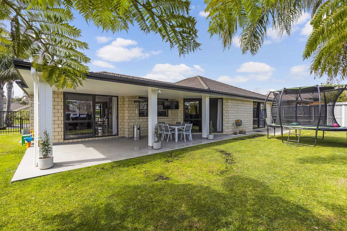 13 Barrington Drive, Huntington, Hamilton - Carousel 1